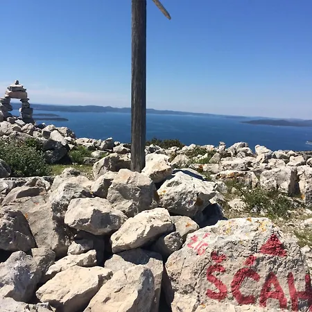 Rustic Holiday Miketa Lukoran